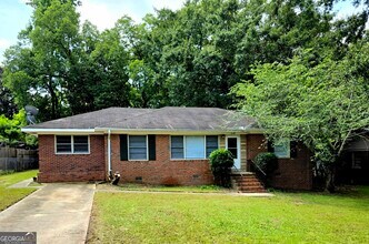 Building Photo - 2639 Tredway Dr