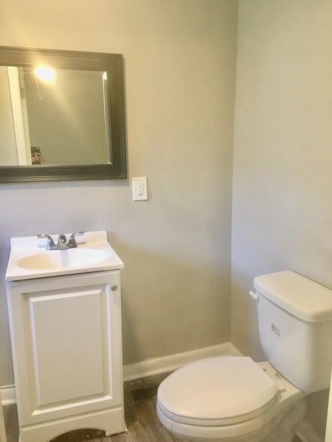 Building Photo - Cute 2 Bed/1 Bath HOUSE w/ yard!!