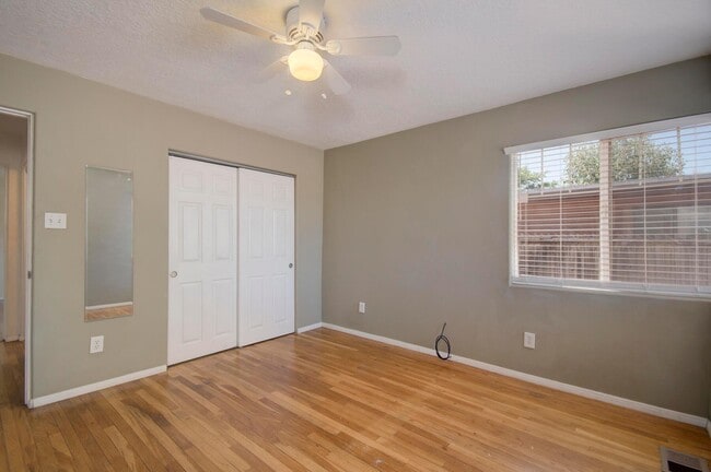 Building Photo - 306 Stanford Dr SE
