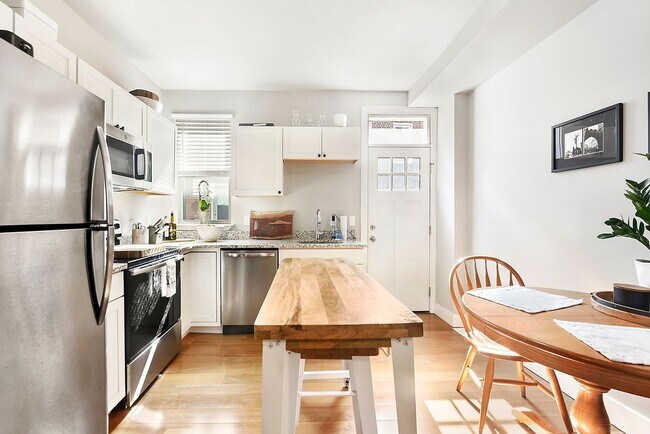 Building Photo - Completely remodeled 2 bedroom/office in Lawrenceville