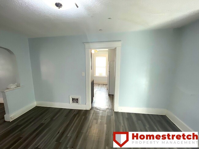 Building Photo - This cozy home offers two spacious bedroom...