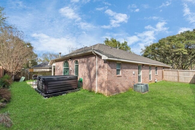 Building Photo - 1303 Raintree Cir