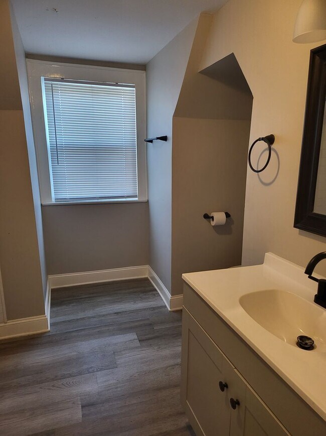 Building Photo - Newly Remodeled 3 Bedroom 2 Bath home in D...
