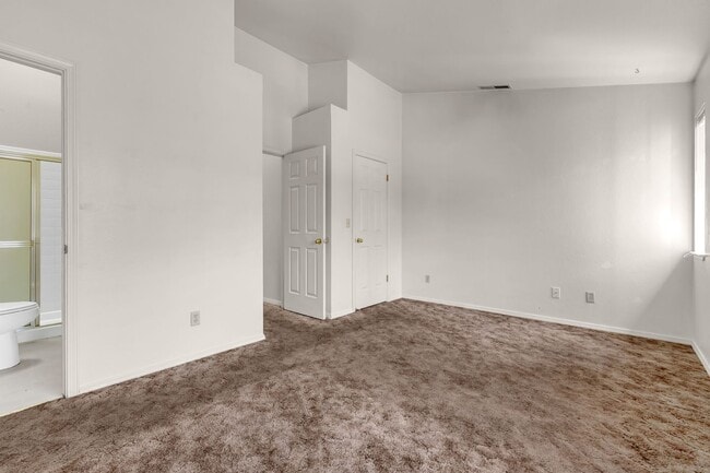 Building Photo - One car garage Townhouse
