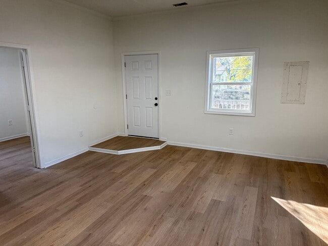 Building Photo - 3Bed 2Bath Home