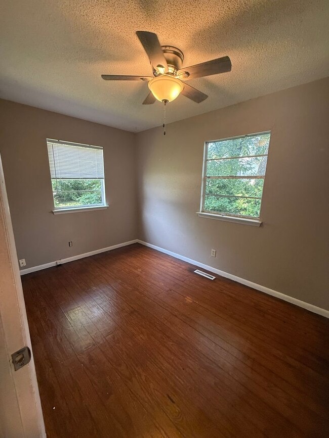 Building Photo - 2 bedroom/1 bathroom