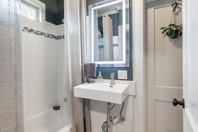 Building Photo - Beautiful 2bd/2ba Bungelow in Kirkwood wit...