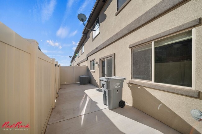 Building Photo - Charming 3 Bedroom Townhome