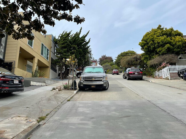 Building Photo - "Charming 4-Bedroom Home with 2 Baths in the Heart of San Francisco!"