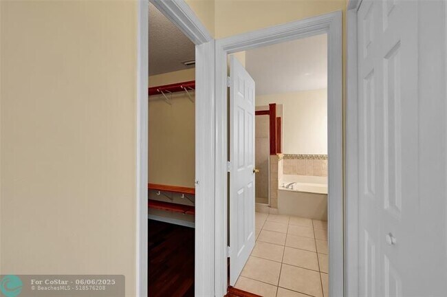 Building Photo - 3829 NW 62nd Ct