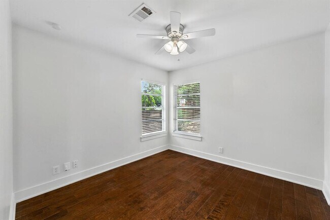 Building Photo - 1110 W Oltorf St