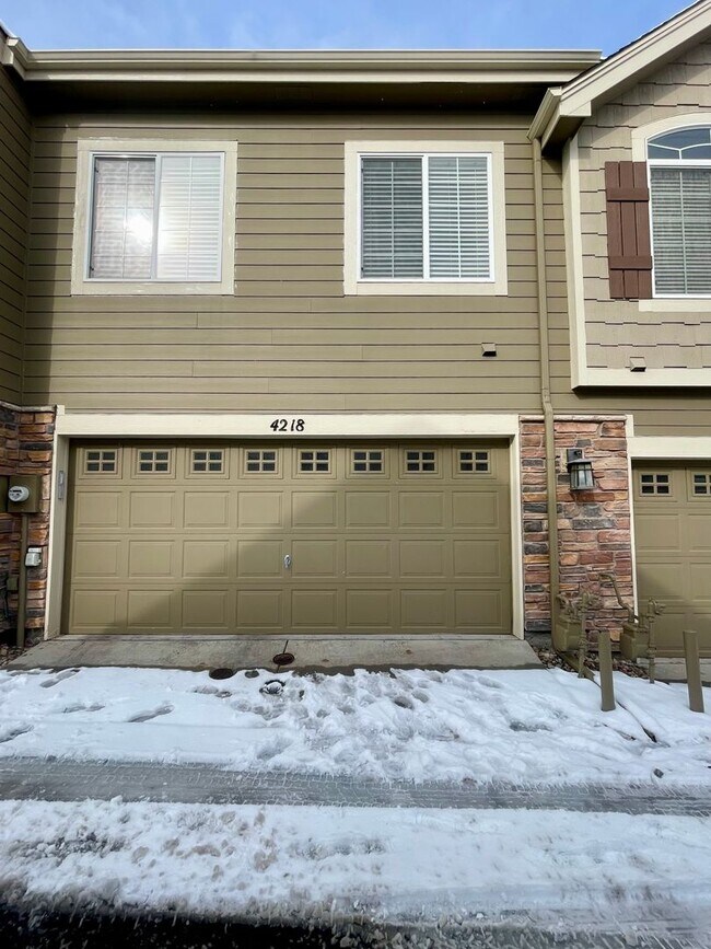 Building Photo - Modern Townhome