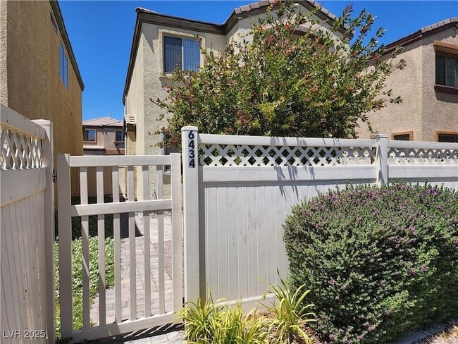 Building Photo - 6434 N Buttercup Creek St