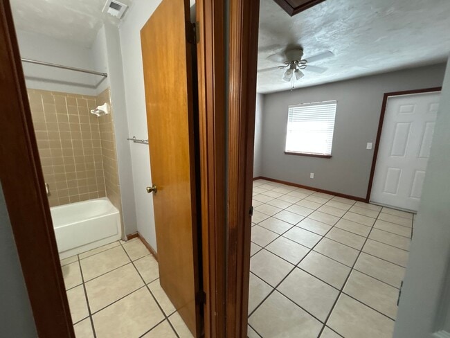 Building Photo - Spacious 1 Bedroom 1 Bathroom! Located Off Ocala Road.