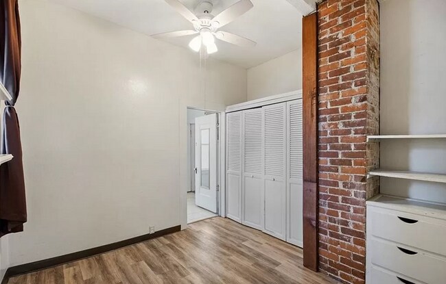 Building Photo - 420 W 4th St