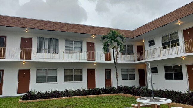 CHATEAU DREAMERS - 1007 N 19th Ave