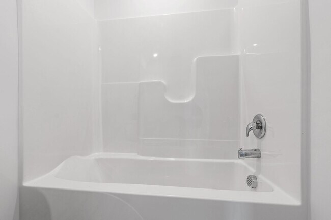 Building Photo - Spacious End-Unit 3-Bedroom Townhome in Pr...