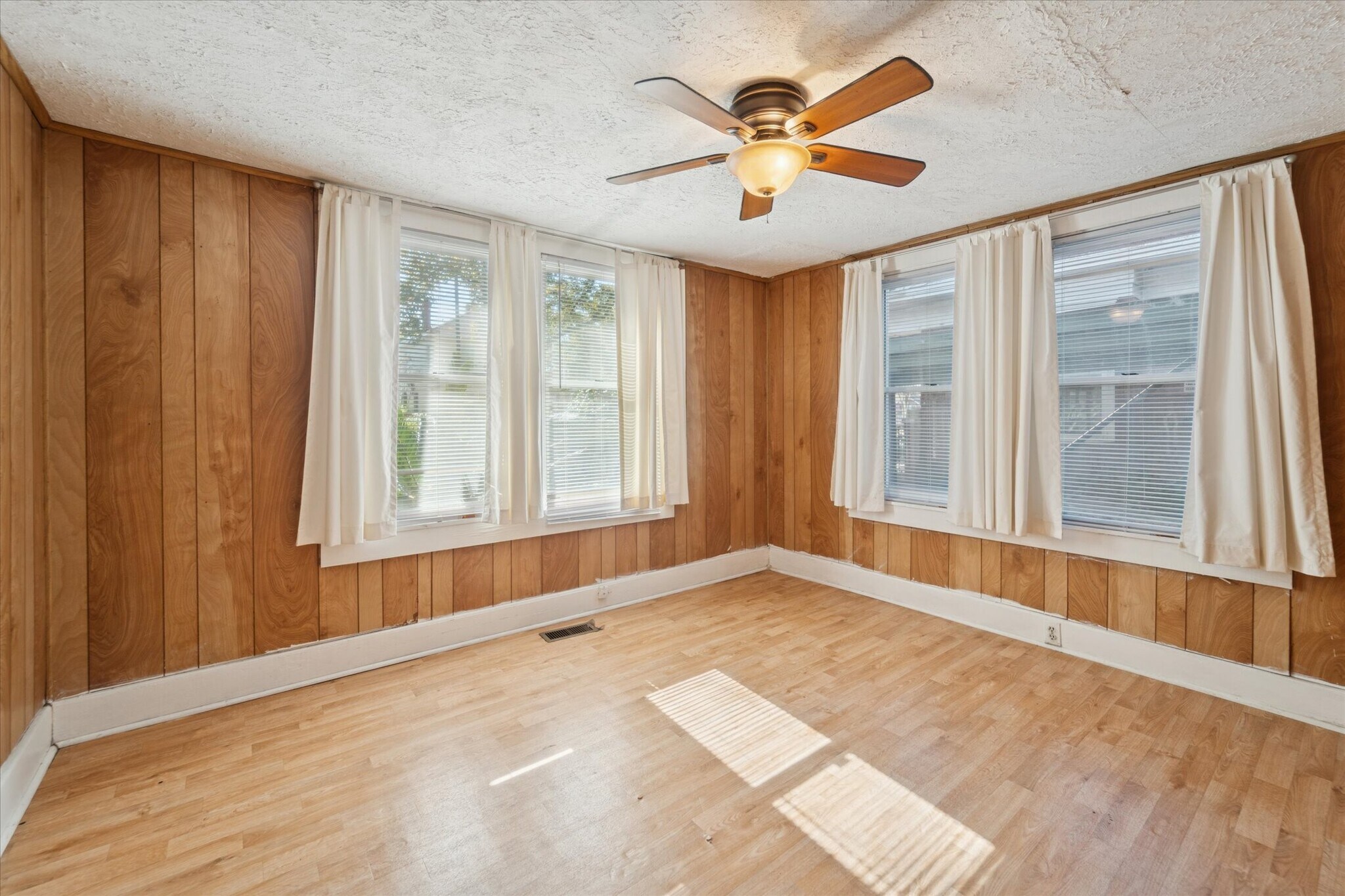 Building Photo - 742 E Park Ave