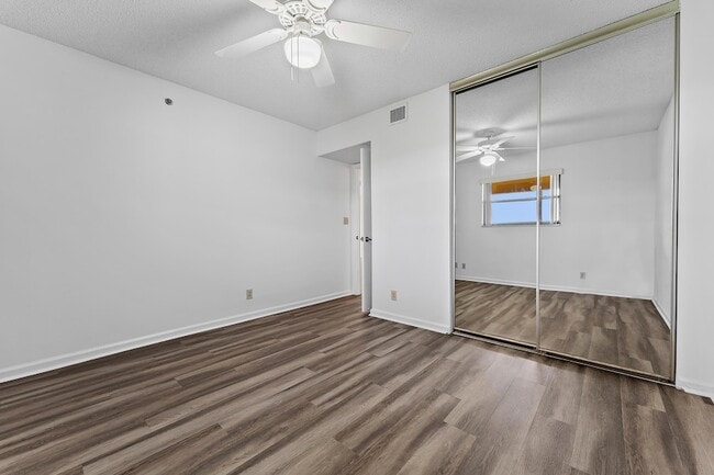 Building Photo - 700 Uno Lago Dr