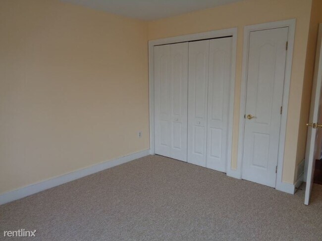 Building Photo - 2 br, 3 bath Townhome - 13 Market Plaza