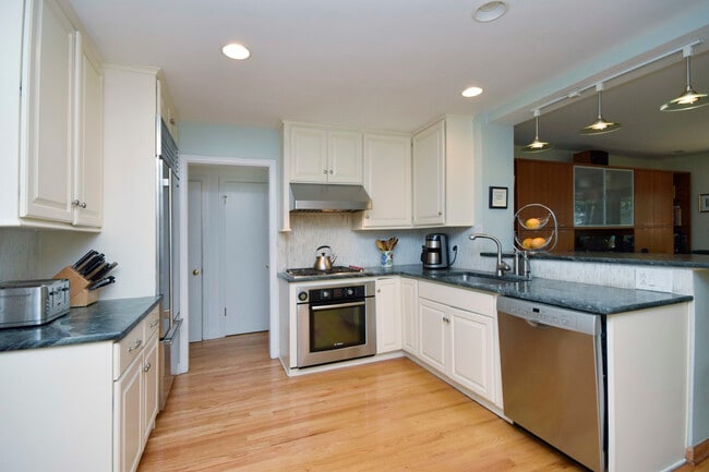 Building Photo - 319 Wesley Ave