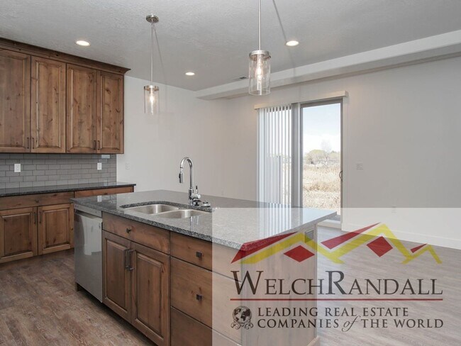 Building Photo - Spacious 3 Bed 2.5 Bath Townhome in West Haven