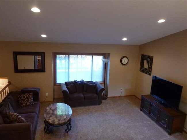 Building Photo - 4Bdrm-3bath Split NW Rochester