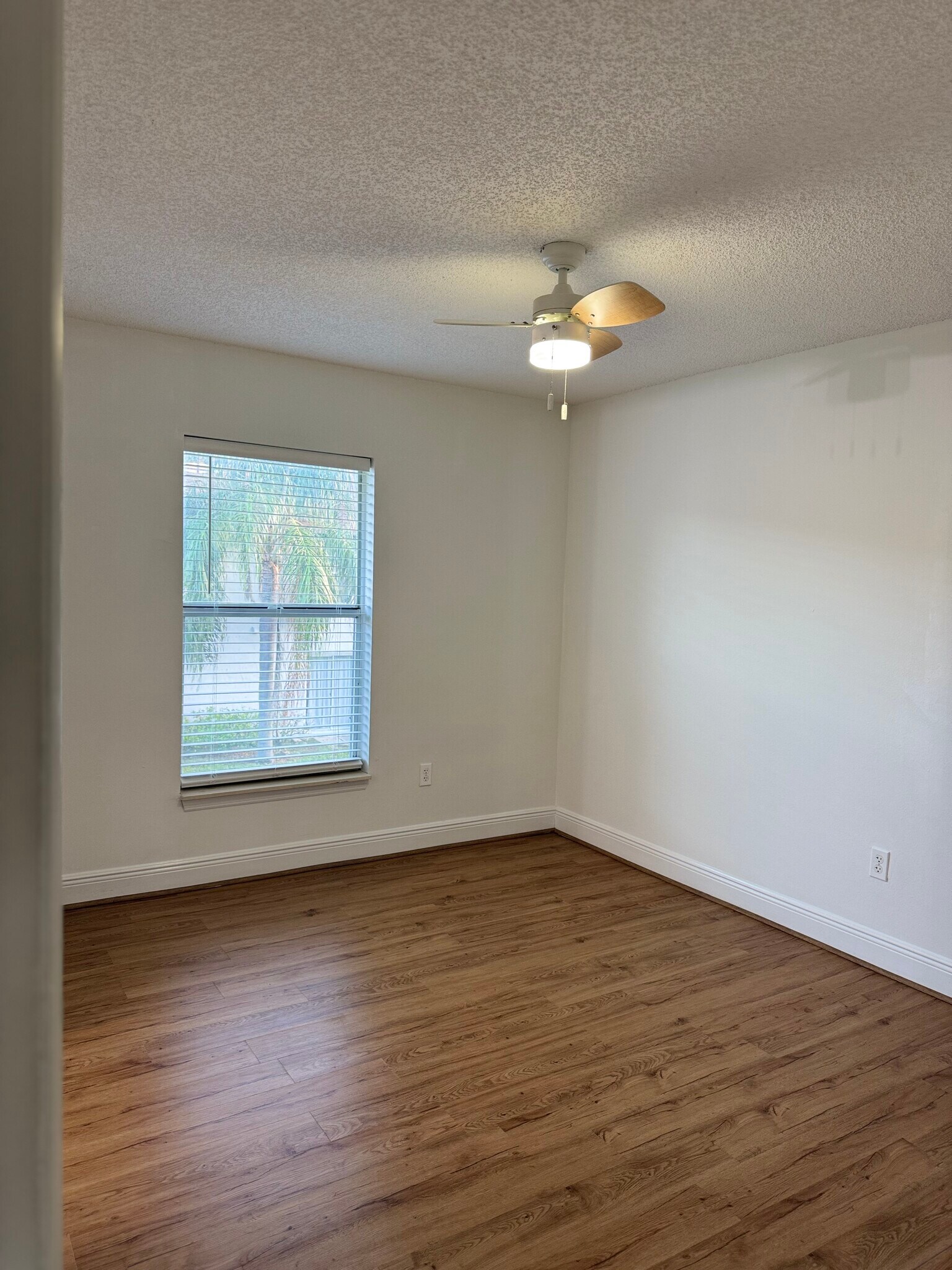 Master bedroom - 3651 N Goldenrod Rd