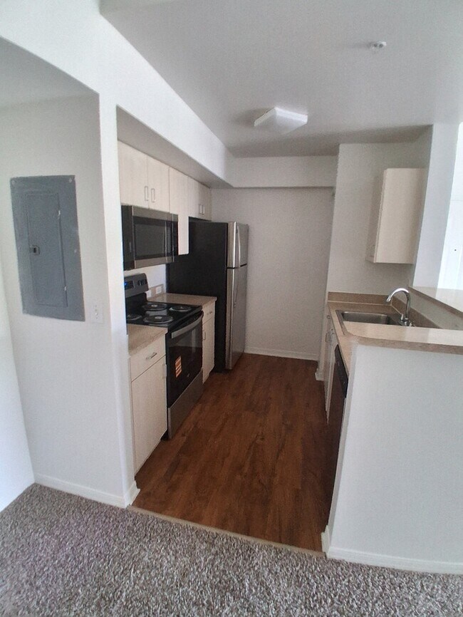 Building Photo - Cozi, breezy condo unit.