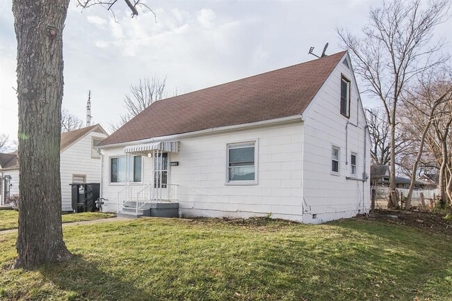 Building Photo - Spacious 4-Bedroom, 2-Bath Home with Garage, Side Parking & Private Backyard