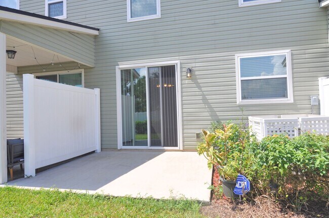 Building Photo - LIKE NEW OAKLEAF TOWNHOME!