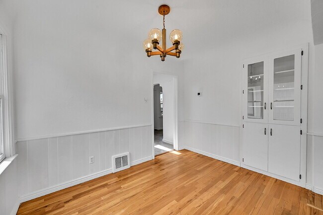Building Photo - $2,300.00 - 2 Beds, 1 Bath, Single Family ...