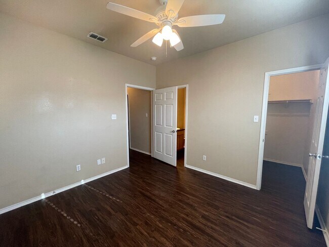 Building Photo - 105-107 Sunburst Court