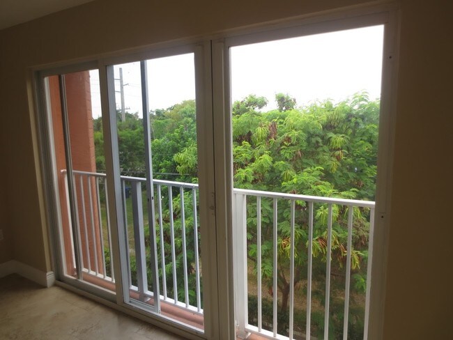 Building Photo - 2725 NE 8th Ave