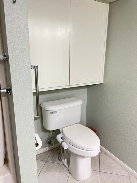 En suite bath - 425 S Parkcrest
