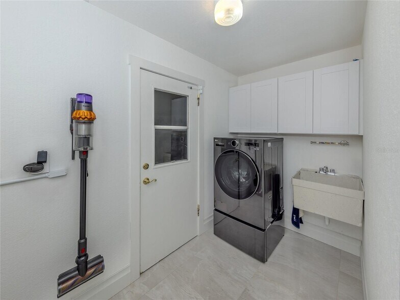 Building Photo - 396 Bayshore Dr