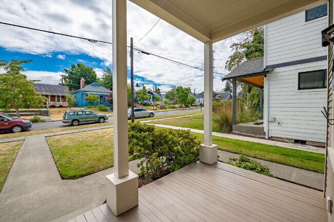 Building Photo - Sought-after 5-Bedroom Pet Friendly Home i...