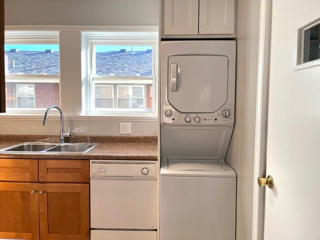 Building Photo - 8906 Ewing Ave