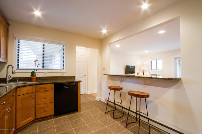 Building Photo - 120 Lexington Ct