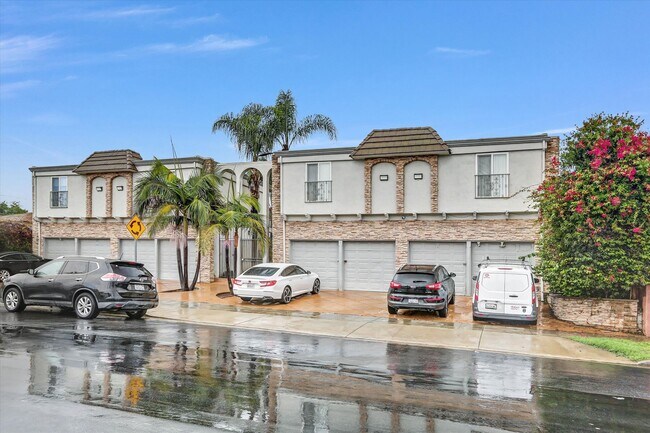 Building Photo - Upstairs 1 Bedroom Condo w/ Parking - Fresh Paint & Carpet!