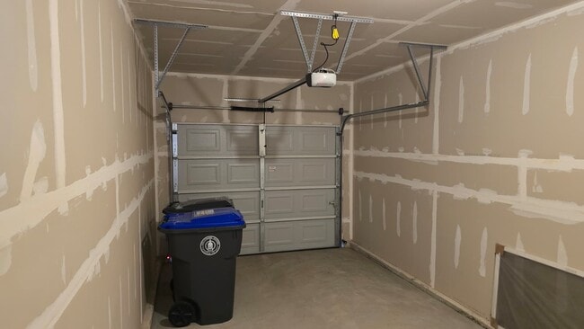 Building Photo - 425 Sunset Hollow Drive