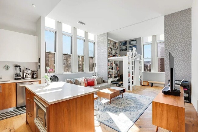 Building Photo - 220 W 148th St