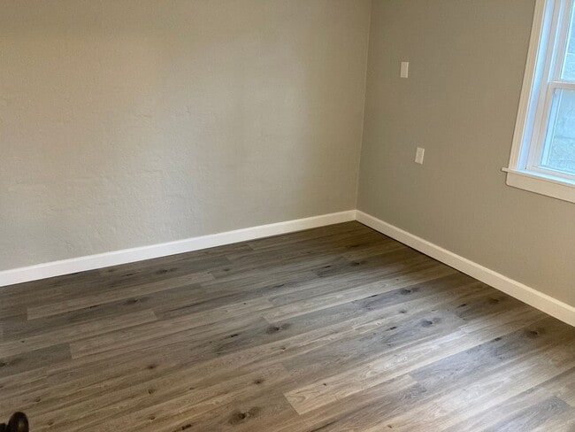 Building Photo - 2 Bedroom, 1 bathroom First Floor Apartment!