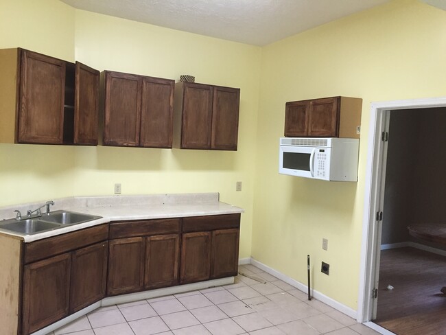 Building Photo - **UPCOMING**4 bedroom / 2 bathroom Home fo...
