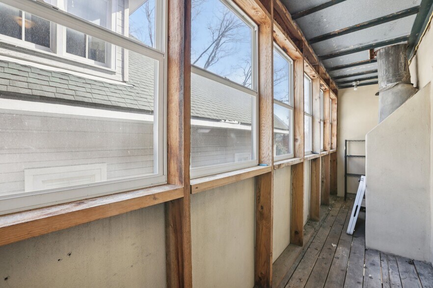 Building Photo - 1106 W 6th St