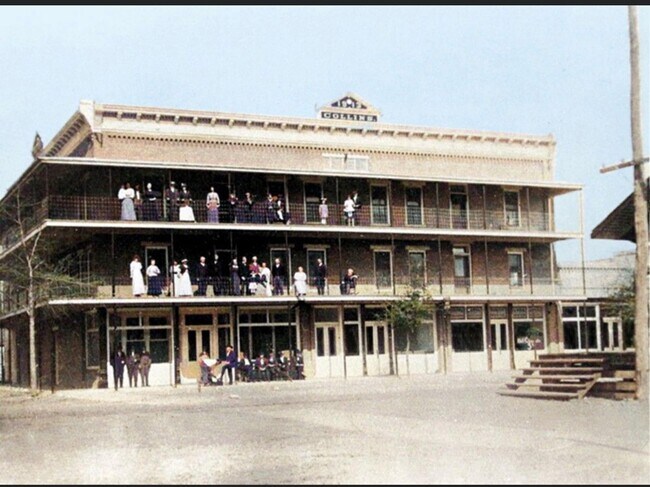 Building Photo - Corner Unit Overlooking Downtown Umatilla Granite Counters