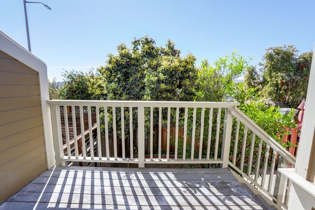 Building Photo - Sunny Potrero Hill 3BR / 1BA Townhome | Private Yard | YouTube Tour