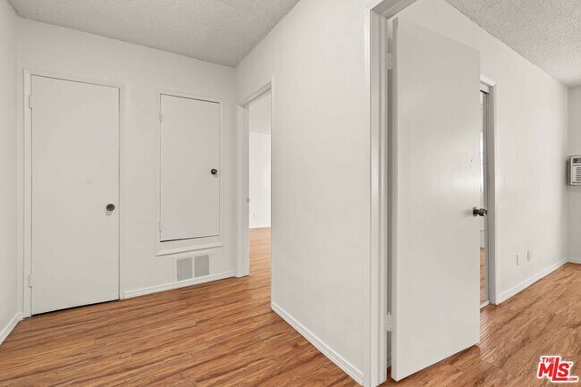 Building Photo - 15540 Moorpark St