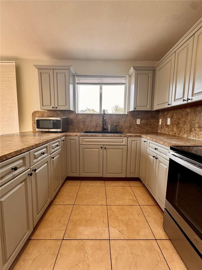 Building Photo - 3 bedroom in Miami FL 33150
