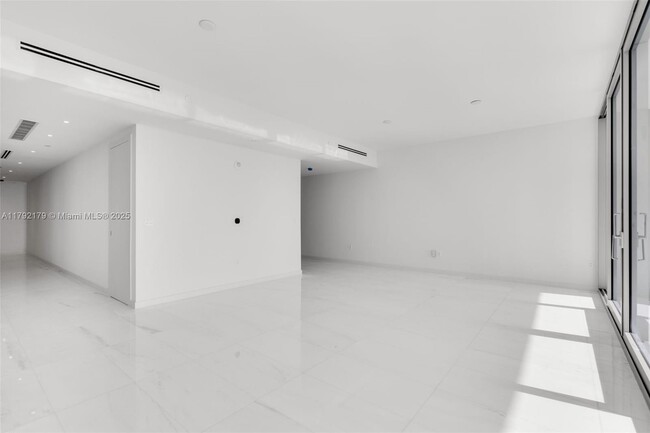 Building Photo - 300 Biscayne Blvd Way